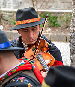 Francesco è da molti anni nel gruppo come chitarrista (fin da ragazzino) e dal 2026 è suonatore di violino